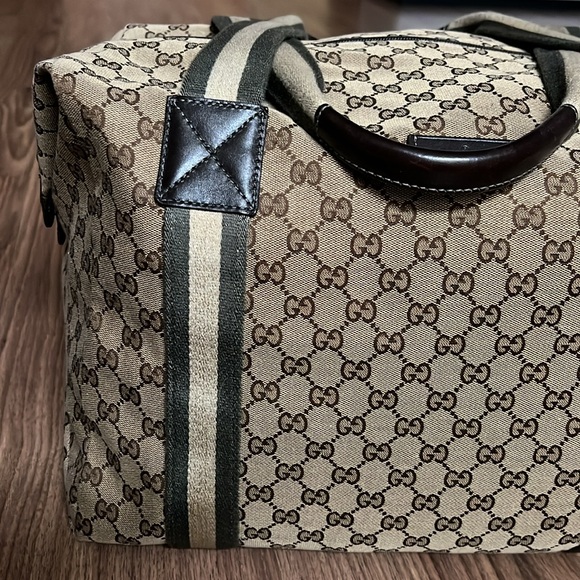 A 251 - ๐ฏ% authentic Gucci duffel travel bag - Picture 4 of 16